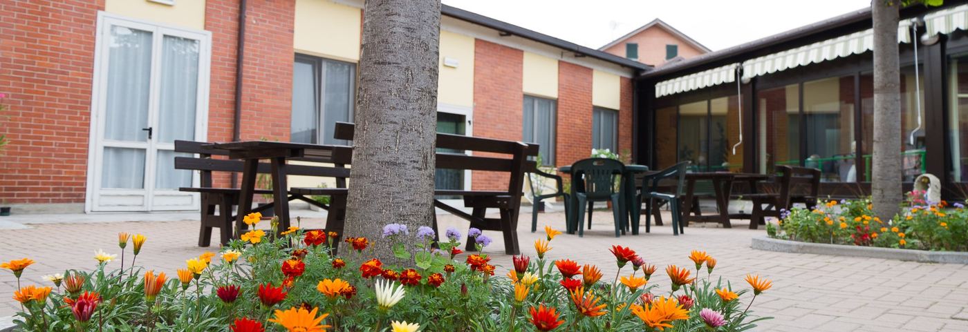 Giardino fiorito della residenza