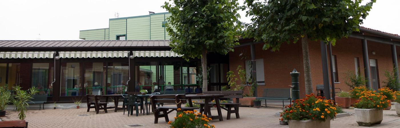 Cortile esterno con fiori