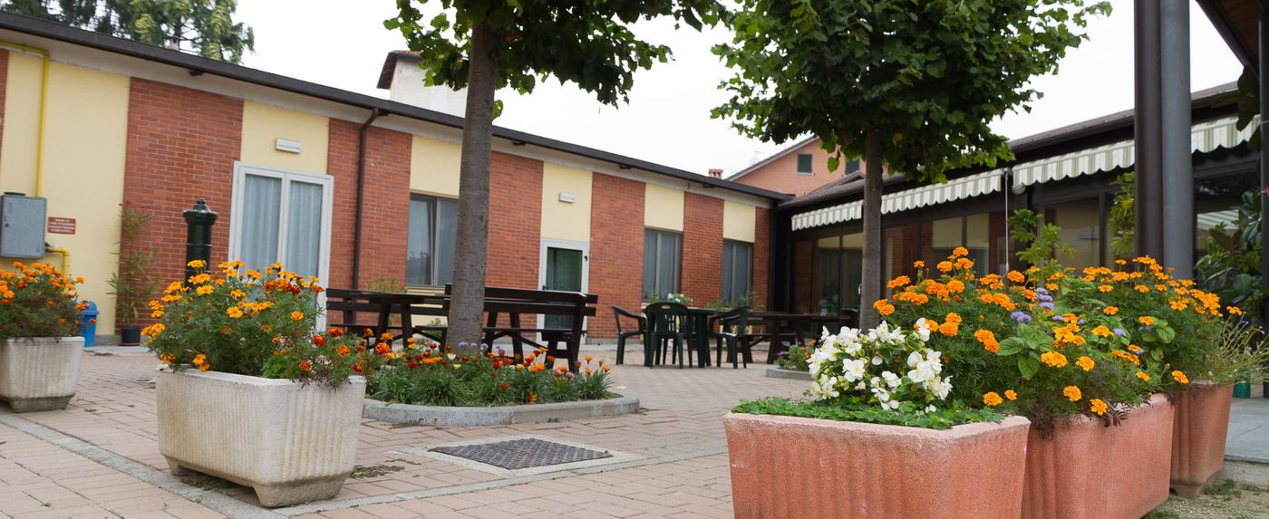 Area esterna con tavoli e alberi