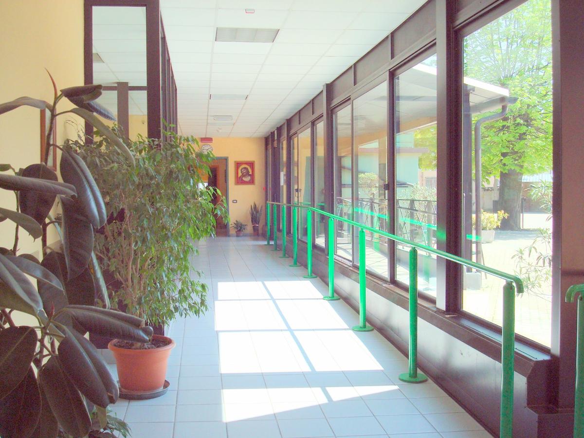 Corridoio luminoso con vista sul giardino