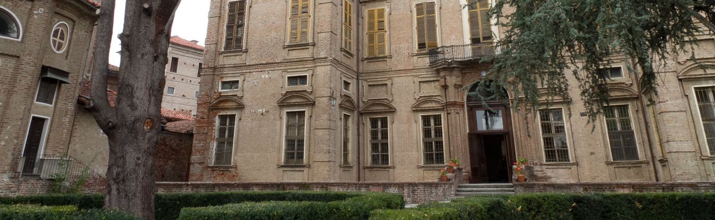 Facciata del Castello con giardino all'italiana