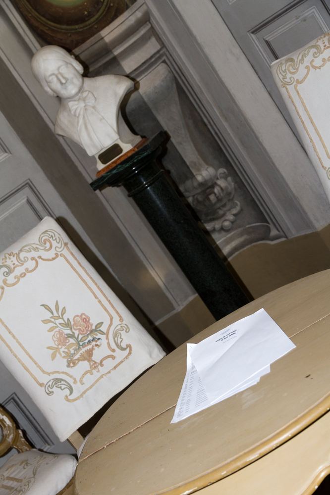 Dettaglio interno - busto e arredi storici