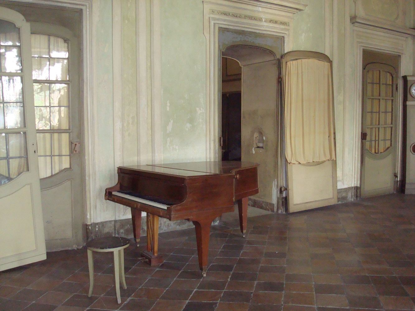 Sala interna con pianoforte a coda