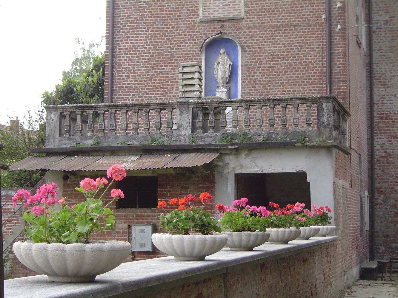 Edicola votiva con fiori