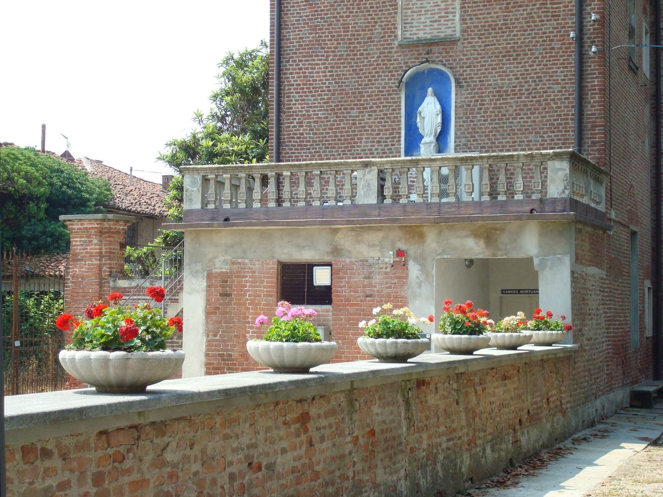 Facciata con nicchia e fiori