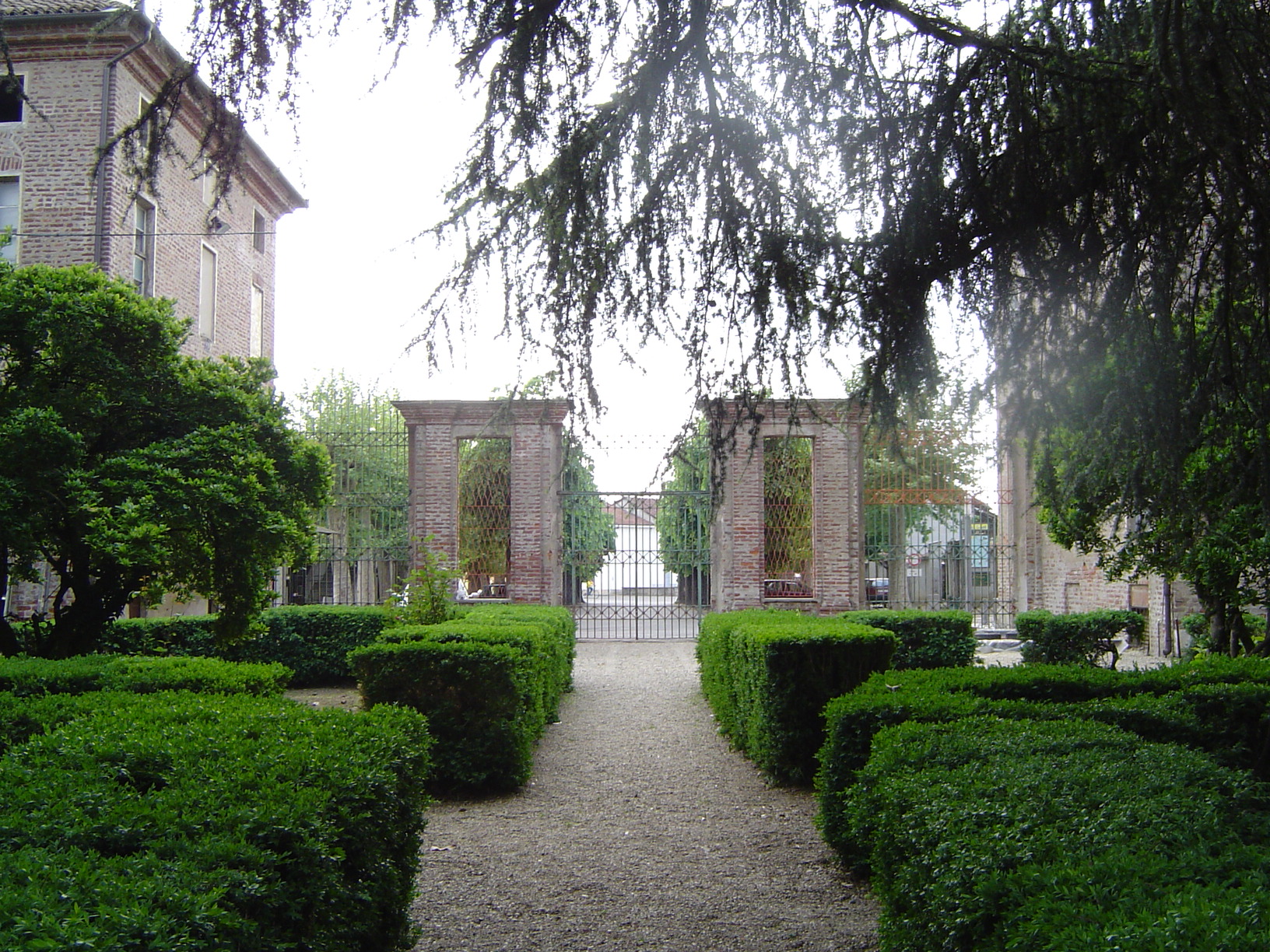 Giardino all'italiana con vialetto del Castello
